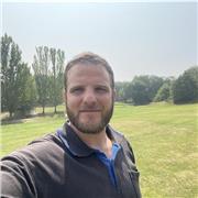 Profesor de jardinería con 10 años de experiencia en césped deportivo. Apto para todas las edades